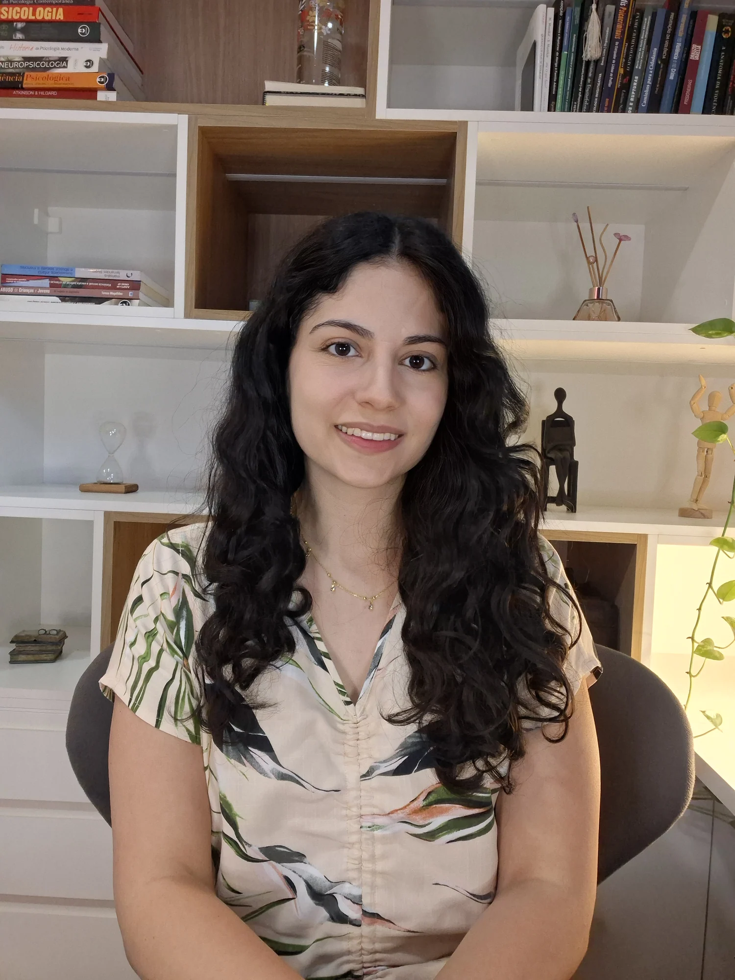 Milena Zucchi Martins, psicóloga em seu consultório em Rio Claro